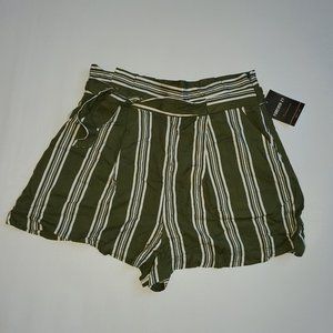 NWT Forever 21 / F21 Striped Dress Shorts SZ M
